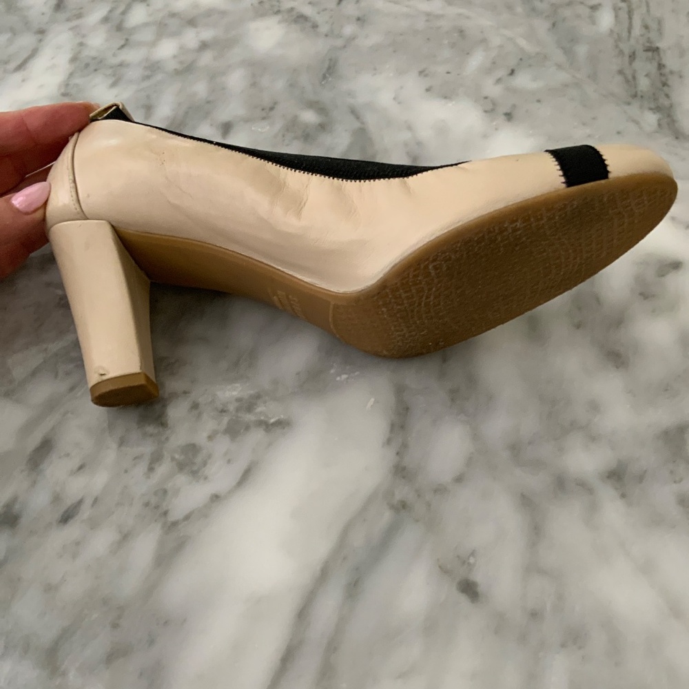 Stuart Weizman Beige With Black Trim 9 M - image 5